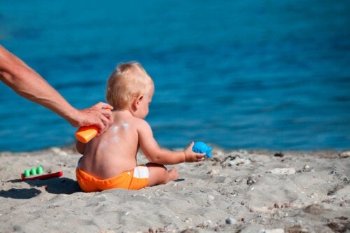 De babyhuid in de zomer: verzorging en aanbevelingen