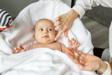 Is zonnebrandcrème veilig voor baby's jonger dan zes maanden?