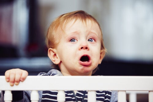 Moet je je baby alleen in de wieg laten?