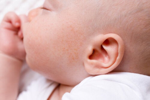 Puistjes op het gezicht van een baby: oorzaken en behandeling