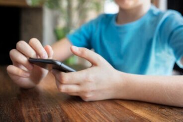 Het gevaar voor kinderen van apps downloaden