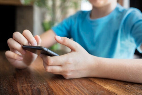 Het gevaar voor kinderen van apps downloaden