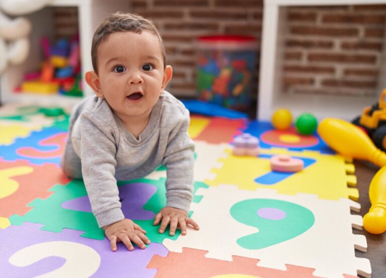 Je 7 maanden oude baby: ontwikkelingsmijlpalen