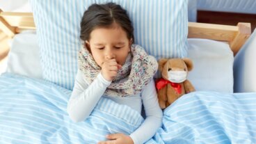 Wat moet ik doen als mijn kind erg hoest en niet kan slapen?