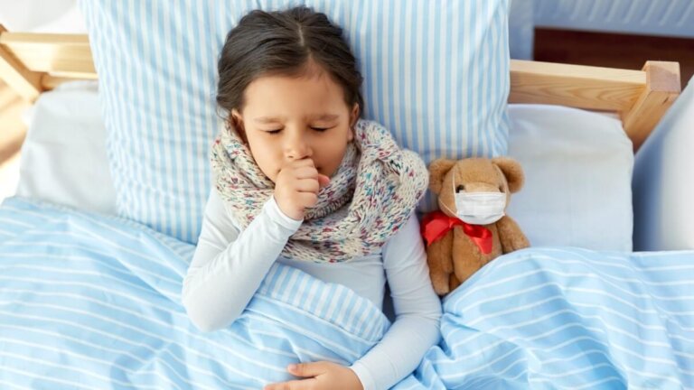 Wat moet ik doen als mijn kind erg hoest en niet kan slapen?