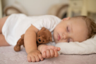 Hoe kan ik mijn baby leren alleen te slapen?