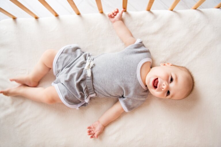 Ontwikkelingsmijlpalen van een baby van 8 maanden oud